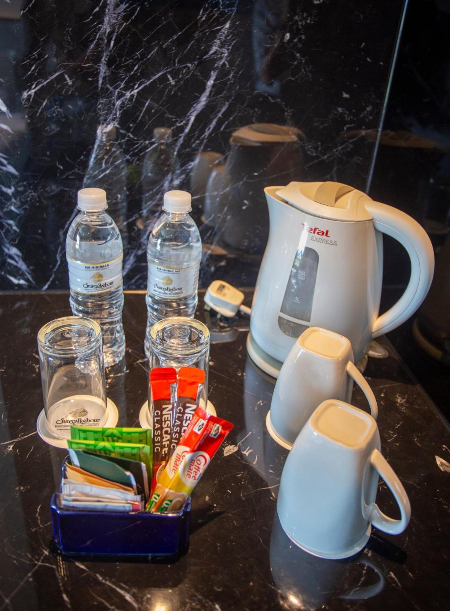 Отель The Pacific Sutera Кота-Кинабалу Экстерьер фото A kettle with bottled water and coffee